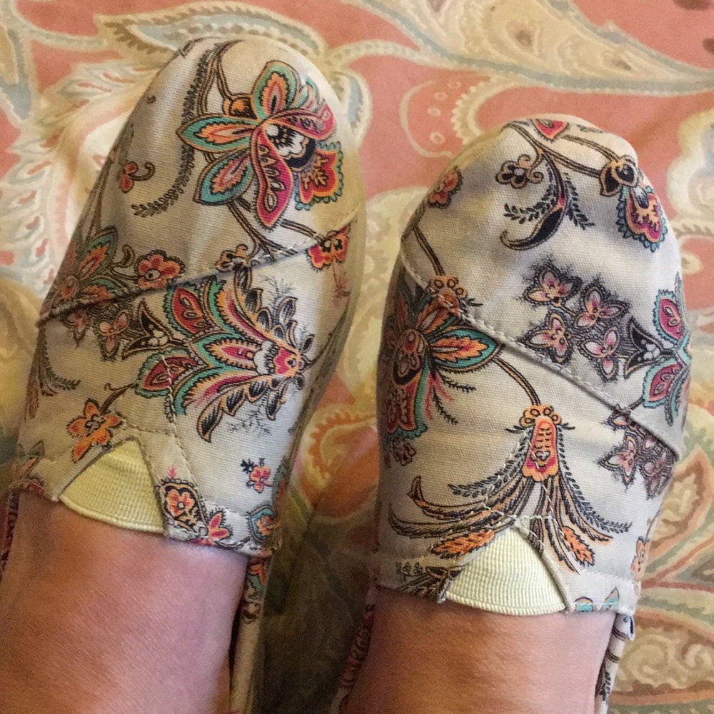 Toms 7 1/2 Beige with multicolored Paisley pattern